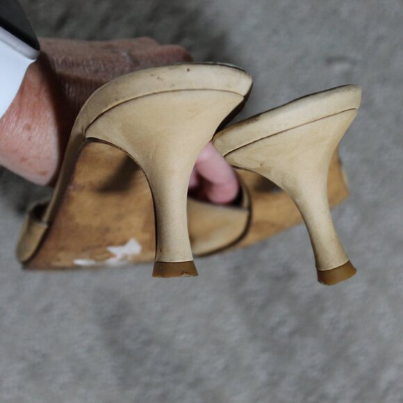 Vintage Women's Sz 6.5 Isaac Mizrahi Beige Kitten Heel Shoes - Picture 5 of 8